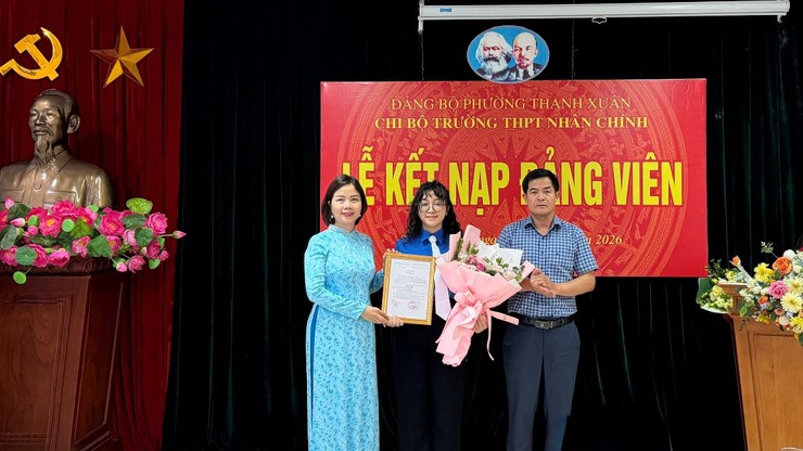 Trường THPT Nhân Chính tổ chức lễ kết nạp Đảng viên dịp 19/5- Ảnh 3.