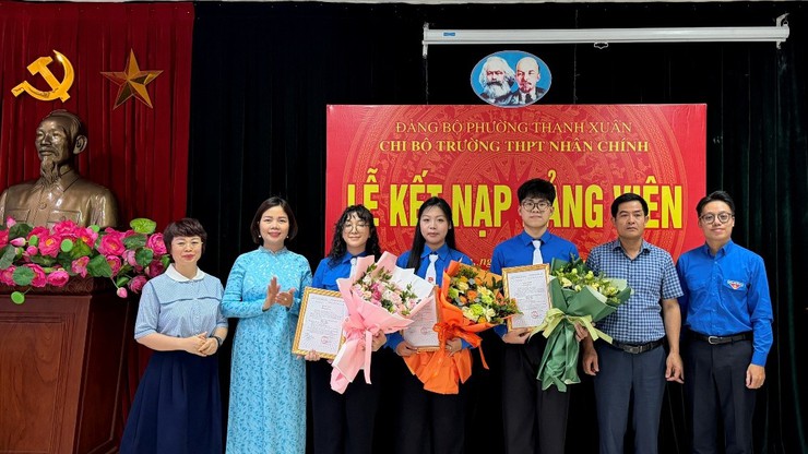 Trường THPT Nhân Chính tổ chức lễ kết nạp Đảng viên dịp 19/5- Ảnh 2.