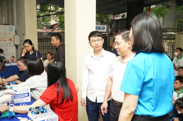 Công đoàn phường Phúc Lợi chăm lo sức khỏe cho đoàn viên, người lao động nhân dịp Tháng công nhân- Ảnh 1.