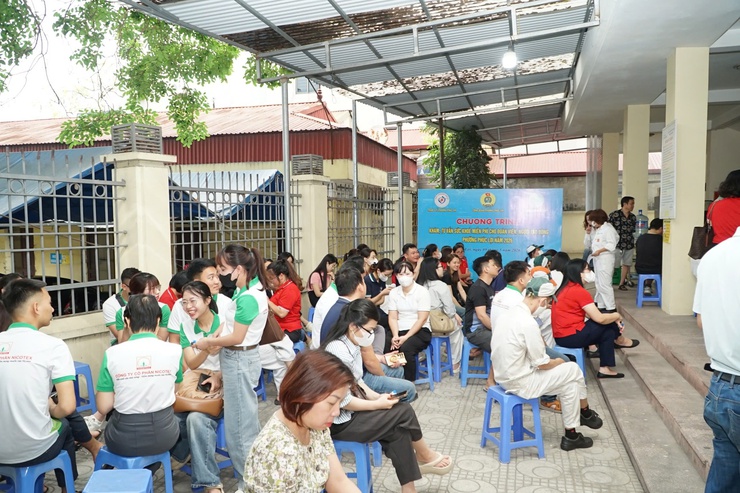 Công đoàn phường Phúc Lợi chăm lo sức khỏe cho đoàn viên, người lao động nhân dịp Tháng công nhân- Ảnh 2.
