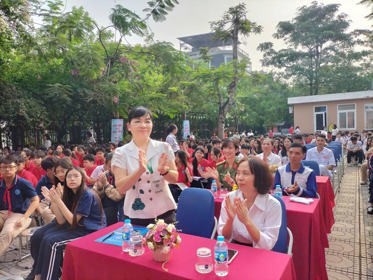 Công an phường Phúc Lợi tuyên truyền phòng, chống tai nạn thương tích và phòng tránh tai nạn giao thông cho học sinh- Ảnh 1.