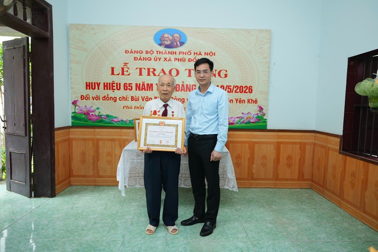 ĐẢNG UỶ XÃ PHÙ ĐỔNG TỔ CHỨC LỄ TRAO TẶNG HUY HIỆU 65 NĂM TUỔI ĐẢNG TẠI NHÀ CHO ĐẢNG VIÊN BÙI VĂN BIỆN- Ảnh 2.
