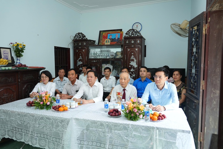 ĐẢNG UỶ XÃ PHÙ ĐỔNG TỔ CHỨC LỄ TRAO TẶNG HUY HIỆU 65 NĂM TUỔI ĐẢNG TẠI NHÀ CHO ĐẢNG VIÊN BÙI VĂN BIỆN- Ảnh 1.