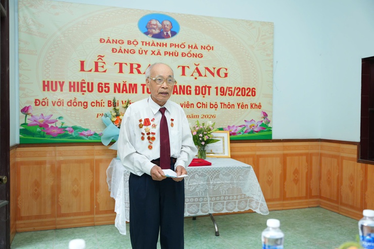 ĐẢNG UỶ XÃ PHÙ ĐỔNG TỔ CHỨC LỄ TRAO TẶNG HUY HIỆU 65 NĂM TUỔI ĐẢNG TẠI NHÀ CHO ĐẢNG VIÊN BÙI VĂN BIỆN- Ảnh 4.