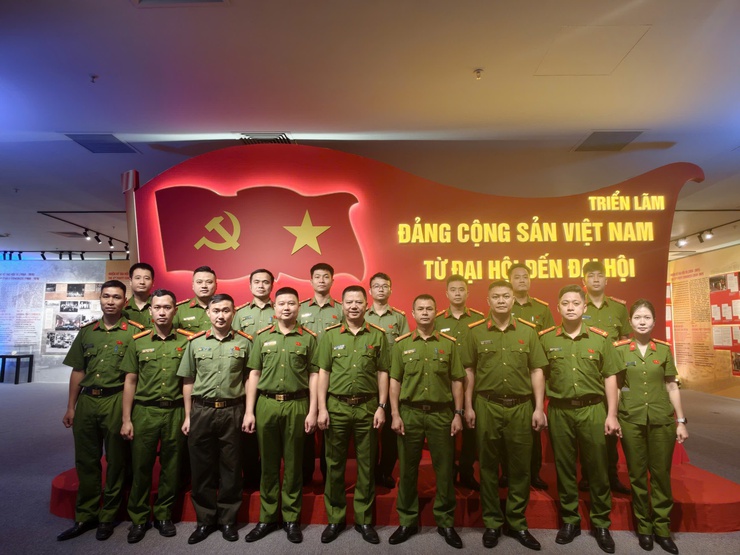 Tuổi trẻ Công an phường Long Biên sinh hoạt chính trị nhân kỷ niệm 136 năm Ngày sinh Chủ tịch Hồ Chí Minh- Ảnh 1.