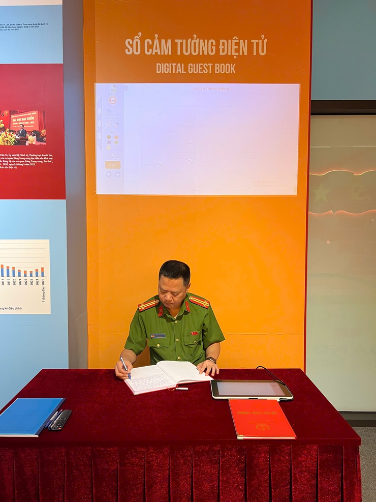 Tuổi trẻ Công an phường Long Biên sinh hoạt chính trị nhân kỷ niệm 136 năm Ngày sinh Chủ tịch Hồ Chí Minh- Ảnh 3.