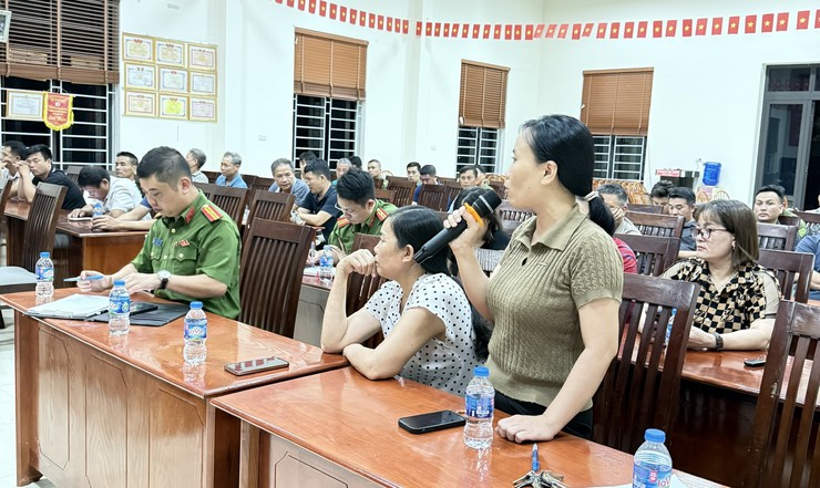 Công an xã Bất Bạt: Đẩy mạnh mô hình giao ban, rà soát tình hình an ninh trật tự tại địa bàn dân cư- Ảnh 1.