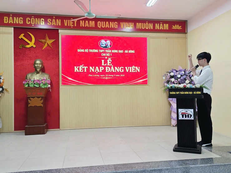 Trường THPT Trần Hưng Đạo Hà Đông tổ chức Lễ kết nạp 02 Đảng viên mới- Ảnh 5.