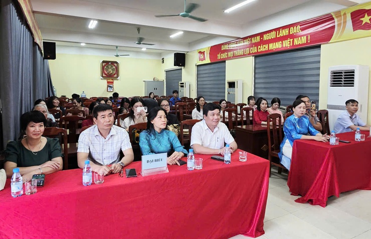 Trường THPT Trần Hưng Đạo Hà Đông tổ chức Lễ kết nạp 02 Đảng viên mới- Ảnh 1.
