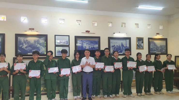 TRUNG GIÃ TỔ CHỨC TIẾT HỌC GIÁO DỤC TỪ LỊCH SỬ TẠI KHU DI TÍCH CÁCH MẠNG TRUNG GIÃ- Ảnh 10.