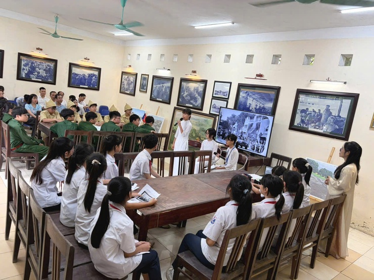 TRUNG GIÃ TỔ CHỨC TIẾT HỌC GIÁO DỤC TỪ LỊCH SỬ TẠI KHU DI TÍCH CÁCH MẠNG TRUNG GIÃ- Ảnh 3.