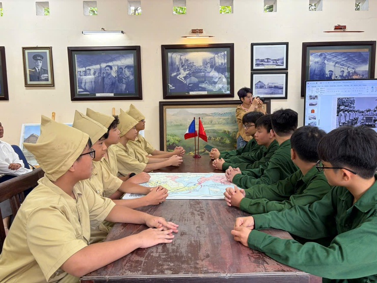 TRUNG GIÃ TỔ CHỨC TIẾT HỌC GIÁO DỤC TỪ LỊCH SỬ TẠI KHU DI TÍCH CÁCH MẠNG TRUNG GIÃ- Ảnh 5.