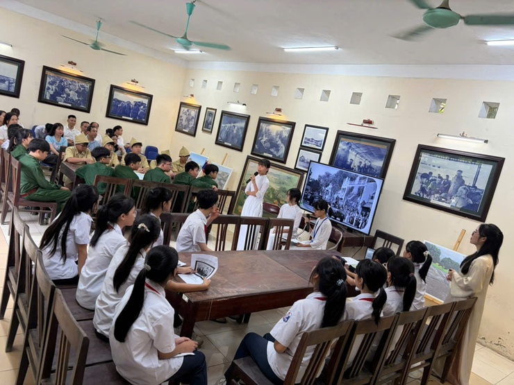 TRUNG GIÃ TỔ CHỨC TIẾT HỌC GIÁO DỤC TỪ LỊCH SỬ TẠI KHU DI TÍCH CÁCH MẠNG TRUNG GIÃ- Ảnh 7.