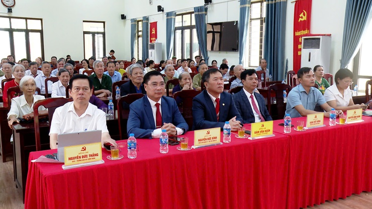 ỨNG HOÀ TRAO TẶNG HUY HIỆU ĐẢNG ĐỢT 19/5/2026.- Ảnh 1.
