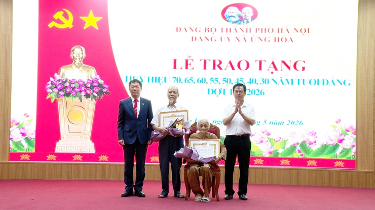 ỨNG HOÀ TRAO TẶNG HUY HIỆU ĐẢNG ĐỢT 19/5/2026.- Ảnh 3.