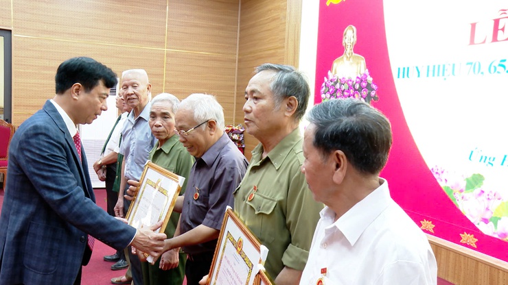 ỨNG HOÀ TRAO TẶNG HUY HIỆU ĐẢNG ĐỢT 19/5/2026.- Ảnh 7.