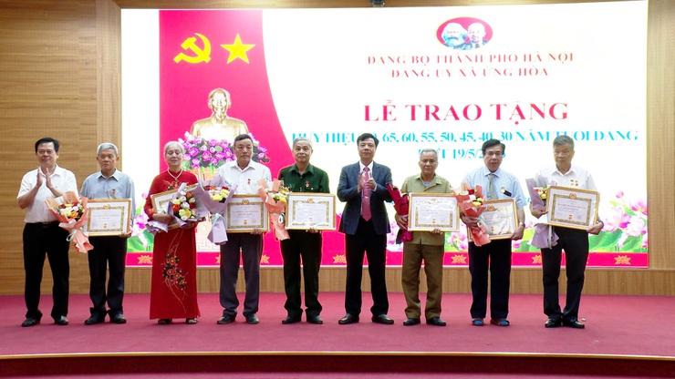 ỨNG HOÀ TRAO TẶNG HUY HIỆU ĐẢNG ĐỢT 19/5/2026.- Ảnh 8.
