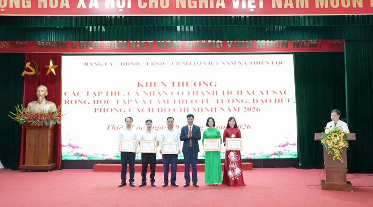 Đảng bộ xã Thiên Lộc tổ chức Lễ kỷ niệm 136 năm ngày sinh Chủ tịch Hồ Chí Minh; trao tặng Huy hiệu Đảng đợt 19/5/2026- Ảnh 12.