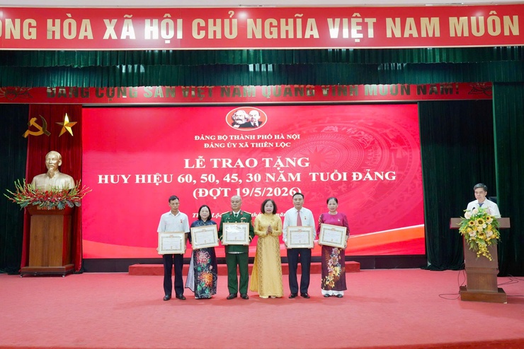 Đảng bộ xã Thiên Lộc tổ chức Lễ kỷ niệm 136 năm ngày sinh Chủ tịch Hồ Chí Minh; trao tặng Huy hiệu Đảng đợt 19/5/2026- Ảnh 9.