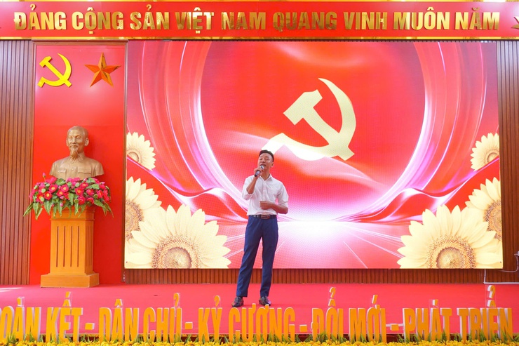 Đảng ủy xã Hòa Phú: Long trọng tổ chức Lễ trao tặng Huy hiệu Đảng đợt 19/5- Ảnh 12.