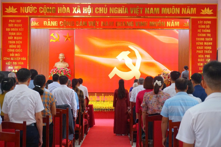 Đảng ủy xã Hòa Phú: Long trọng tổ chức Lễ trao tặng Huy hiệu Đảng đợt 19/5- Ảnh 2.