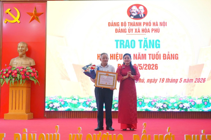 Đảng ủy xã Hòa Phú: Long trọng tổ chức Lễ trao tặng Huy hiệu Đảng đợt 19/5- Ảnh 4.