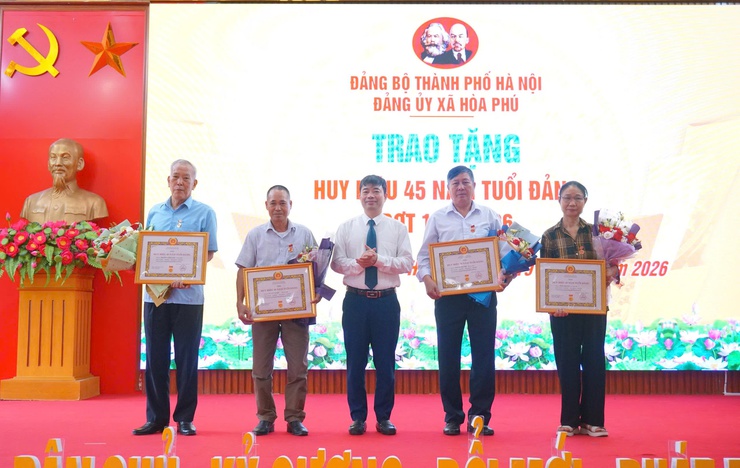 Đảng ủy xã Hòa Phú: Long trọng tổ chức Lễ trao tặng Huy hiệu Đảng đợt 19/5- Ảnh 5.