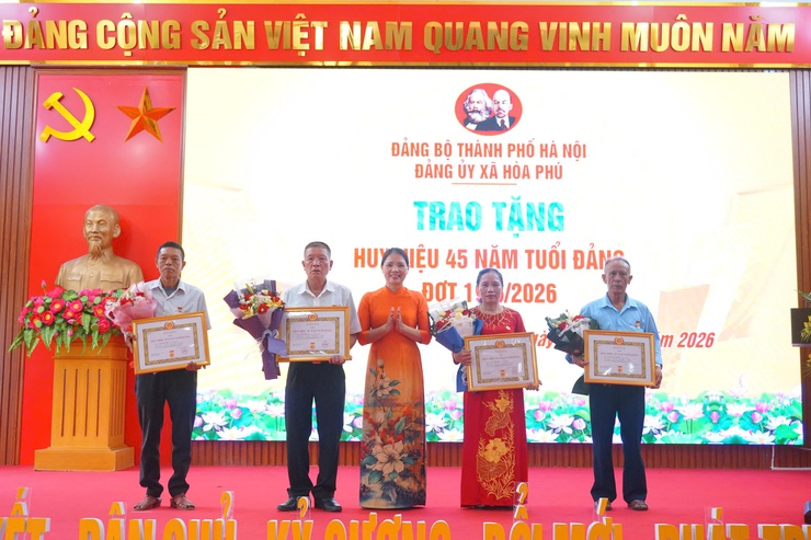 Đảng ủy xã Hòa Phú: Long trọng tổ chức Lễ trao tặng Huy hiệu Đảng đợt 19/5- Ảnh 6.