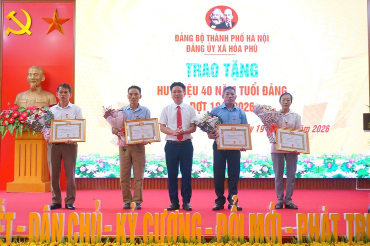 Đảng ủy xã Hòa Phú: Long trọng tổ chức Lễ trao tặng Huy hiệu Đảng đợt 19/5- Ảnh 7.