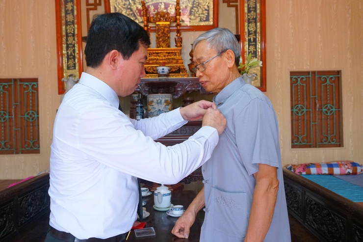 Đồng chí Đặng Đình Thịnh, Trưởng Ban xây dựng Đảng xã Hoà Phú: Trao Huy hiệu Đảng tại nhà cho cac Đang viên cao tuổi- Ảnh 2.