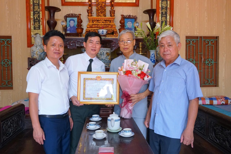 Đồng chí Đặng Đình Thịnh, Trưởng Ban xây dựng Đảng xã Hoà Phú: Trao Huy hiệu Đảng tại nhà cho cac Đang viên cao tuổi- Ảnh 3.