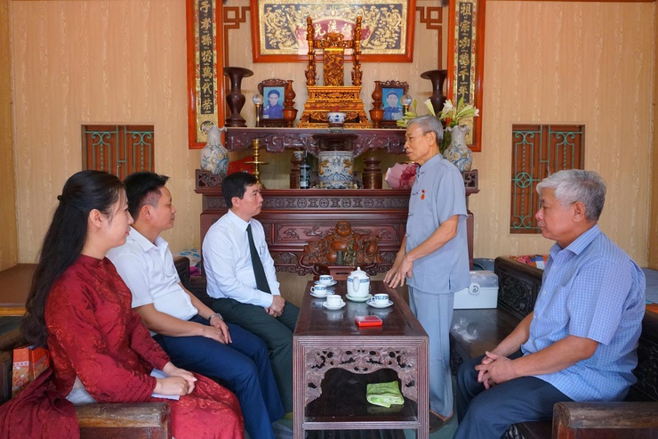 Đồng chí Đặng Đình Thịnh, Trưởng Ban xây dựng Đảng xã Hoà Phú: Trao Huy hiệu Đảng tại nhà cho cac Đang viên cao tuổi- Ảnh 1.