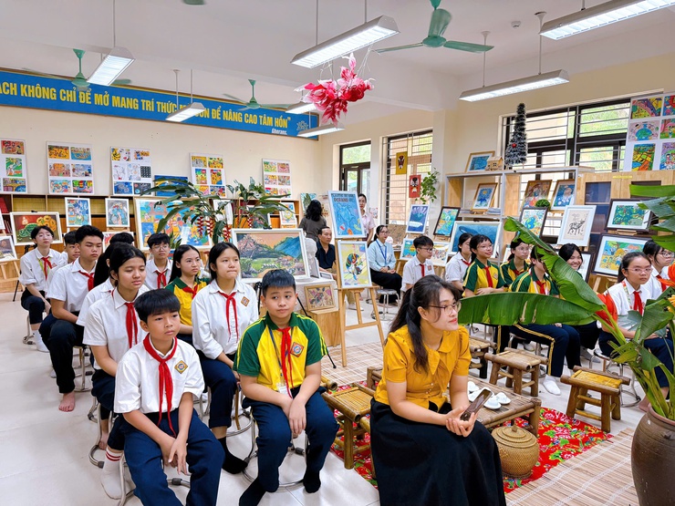 Trường THCS Tân Triều: Ấn tượng triển lãm tranh “Dòng chảy sắc màu”- Ảnh 2.
