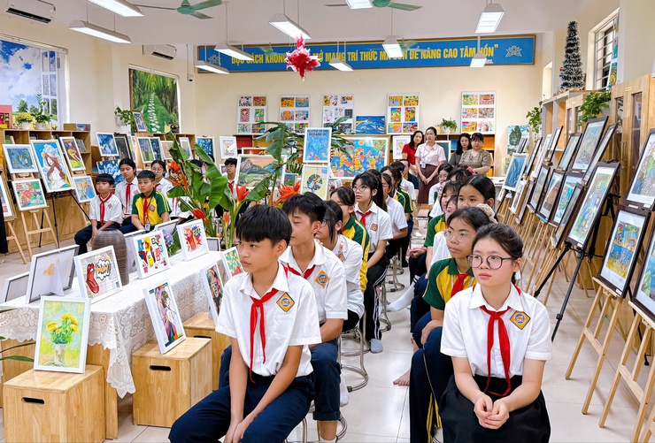 Trường THCS Tân Triều: Ấn tượng triển lãm tranh “Dòng chảy sắc màu”- Ảnh 3.