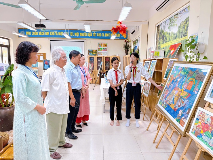 Trường THCS Tân Triều: Ấn tượng triển lãm tranh “Dòng chảy sắc màu”- Ảnh 13.
