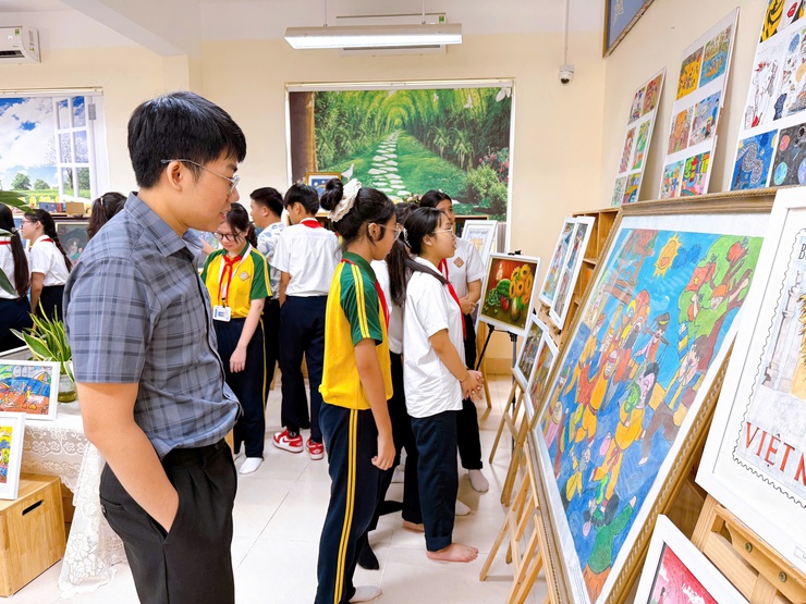 Trường THCS Tân Triều: Ấn tượng triển lãm tranh “Dòng chảy sắc màu”- Ảnh 15.