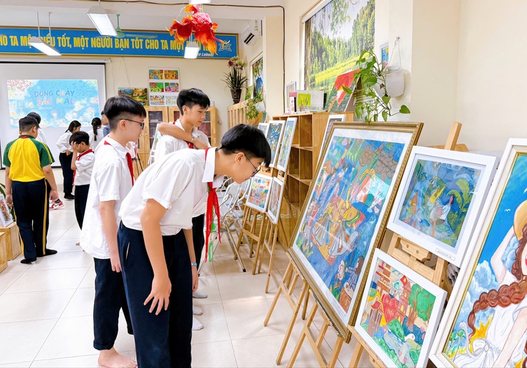 Trường THCS Tân Triều: Ấn tượng triển lãm tranh “Dòng chảy sắc màu”- Ảnh 16.