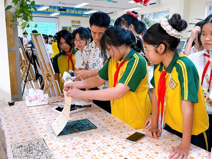 Trường THCS Tân Triều: Ấn tượng triển lãm tranh “Dòng chảy sắc màu”- Ảnh 9.