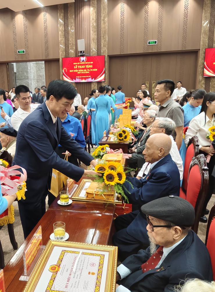 Đảng bộ xã Phú Xuyên vinh dự có đảng viên được nhận Huy hiệu 70 năm tuổi Đảng- Ảnh 2.