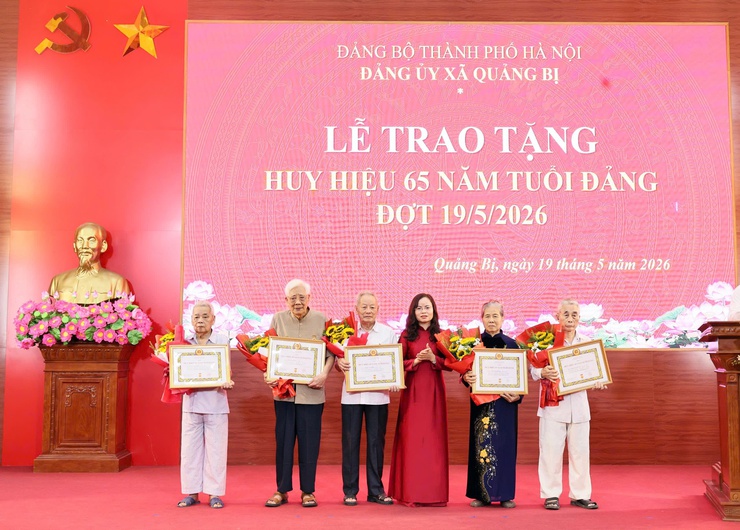 Đảng ủy xã Quảng Bị tổ chức Lễ trao tặng Huy hiệu Đảng đợt 19/5- Ảnh 1.