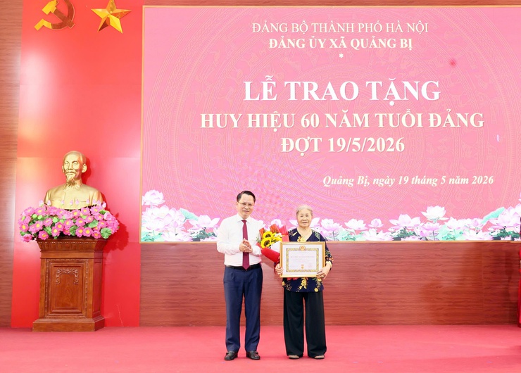 Đảng ủy xã Quảng Bị tổ chức Lễ trao tặng Huy hiệu Đảng đợt 19/5- Ảnh 3.