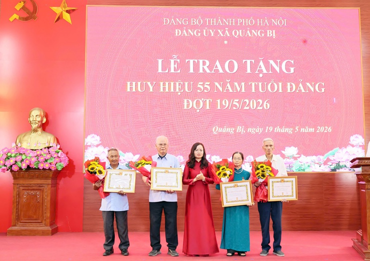 Đảng ủy xã Quảng Bị tổ chức Lễ trao tặng Huy hiệu Đảng đợt 19/5- Ảnh 2.