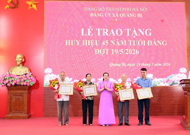 Đảng ủy xã Quảng Bị tổ chức Lễ trao tặng Huy hiệu Đảng đợt 19/5- Ảnh 5.