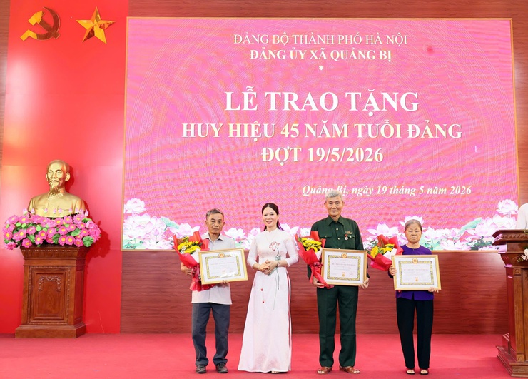 Đảng ủy xã Quảng Bị tổ chức Lễ trao tặng Huy hiệu Đảng đợt 19/5- Ảnh 7.