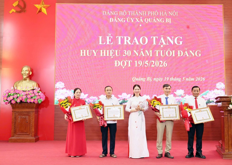 Đảng ủy xã Quảng Bị tổ chức Lễ trao tặng Huy hiệu Đảng đợt 19/5- Ảnh 8.