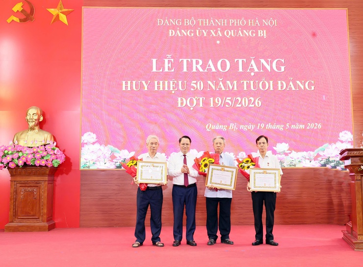 Đảng ủy xã Quảng Bị tổ chức Lễ trao tặng Huy hiệu Đảng đợt 19/5- Ảnh 4.