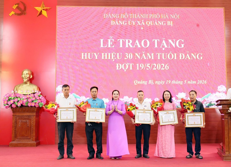 Đảng ủy xã Quảng Bị tổ chức Lễ trao tặng Huy hiệu Đảng đợt 19/5- Ảnh 6.