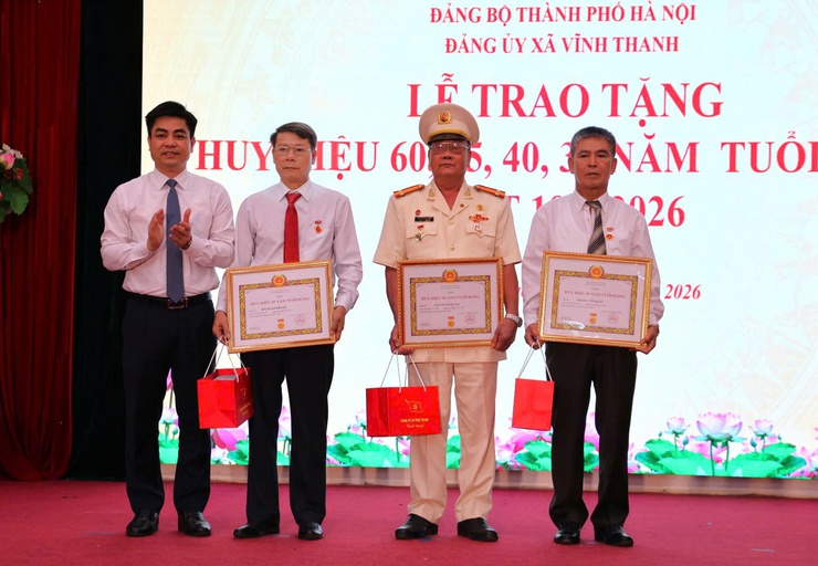 XÃ VĨNH THANH TỔ CHỨC KỶ NIỆM 136 NĂM NGÀY SINH CHỦ TỊCH HỒ CHÍ MINH; SƠ KẾT 5 NĂM THỰC HIỆN KẾT LUẬN SỐ 01-KL/TW VÀ TRAO THƯỞNG CÁC TẬP THỂ, CÁ NHÂN TIÊU BIỂU- Ảnh 7.