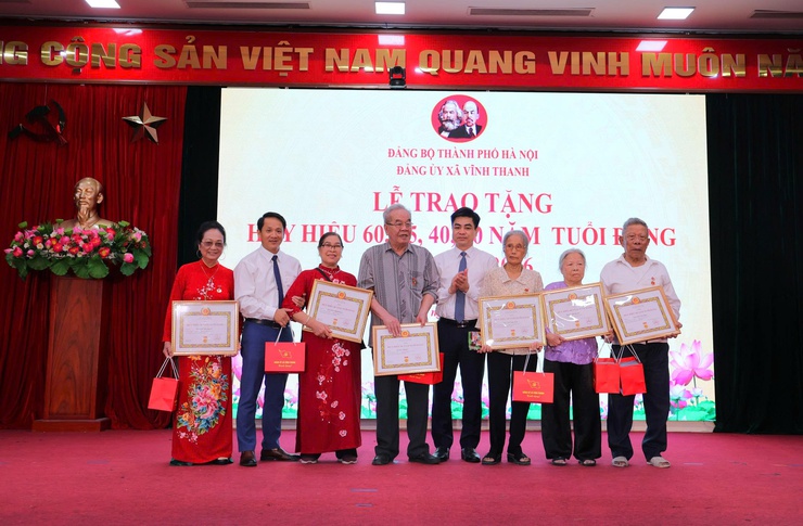 XÃ VĨNH THANH TỔ CHỨC KỶ NIỆM 136 NĂM NGÀY SINH CHỦ TỊCH HỒ CHÍ MINH; SƠ KẾT 5 NĂM THỰC HIỆN KẾT LUẬN SỐ 01-KL/TW VÀ TRAO THƯỞNG CÁC TẬP THỂ, CÁ NHÂN TIÊU BIỂU- Ảnh 5.
