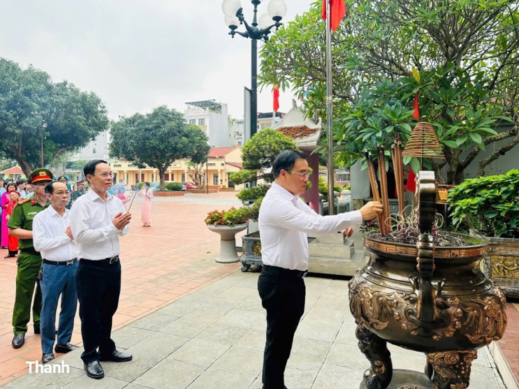 Phường Việt Hưng tổ chức Lễ dâng hương Chủ tịch Hồ Chí Minh nhân kỷ niệm 136 năm Ngày sinh của Người- Ảnh 2.